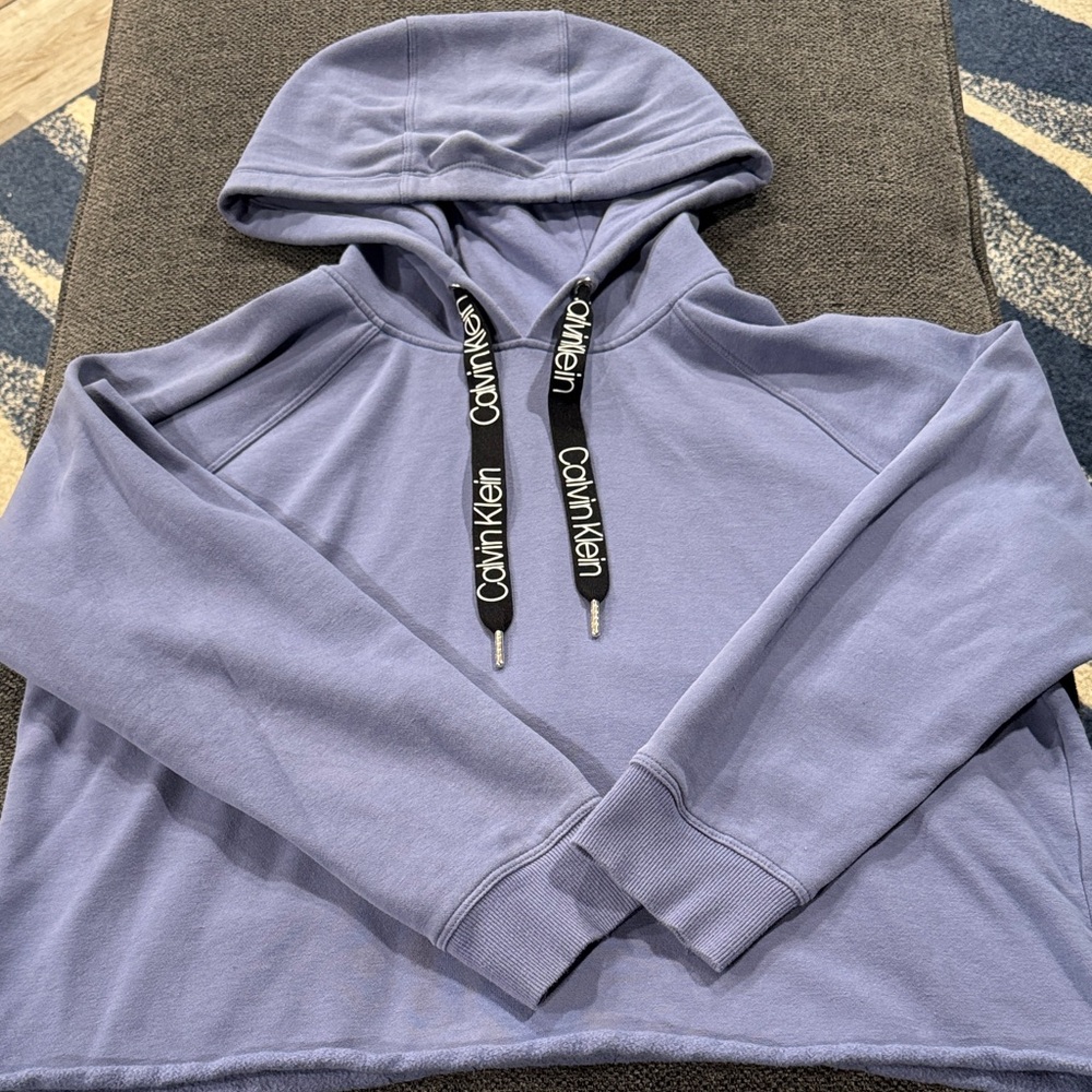 Calvin Klein Cropped Lilac Hoodie with Black Logo Drawstrings